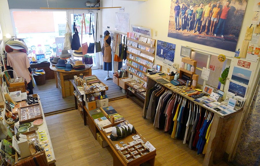 店構えは小さいですが、商品の種類は豊富。台湾人クリエイターによる小物やアクセサリー類も充実。