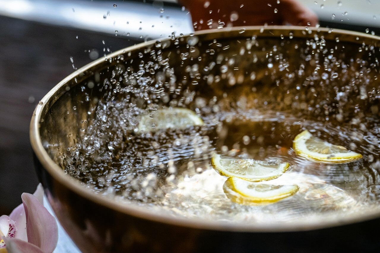 「ヒーリング サウンド セラピー」。シンギングボウルの穏やかな響きから施術は始まります。