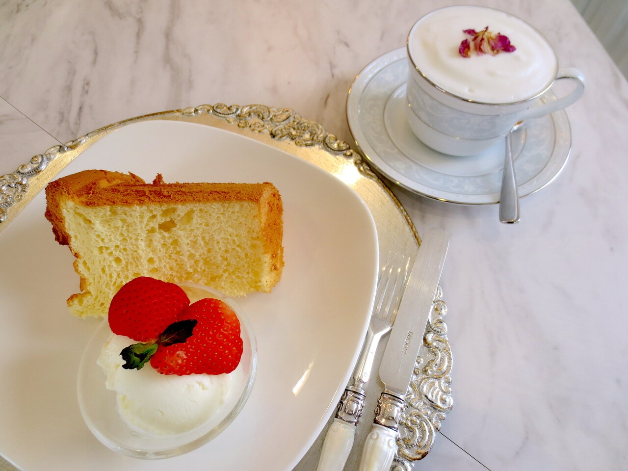 「シフォンケーキ」650円、アイスクリーム付き850円と「ローズミルクティー」800円。