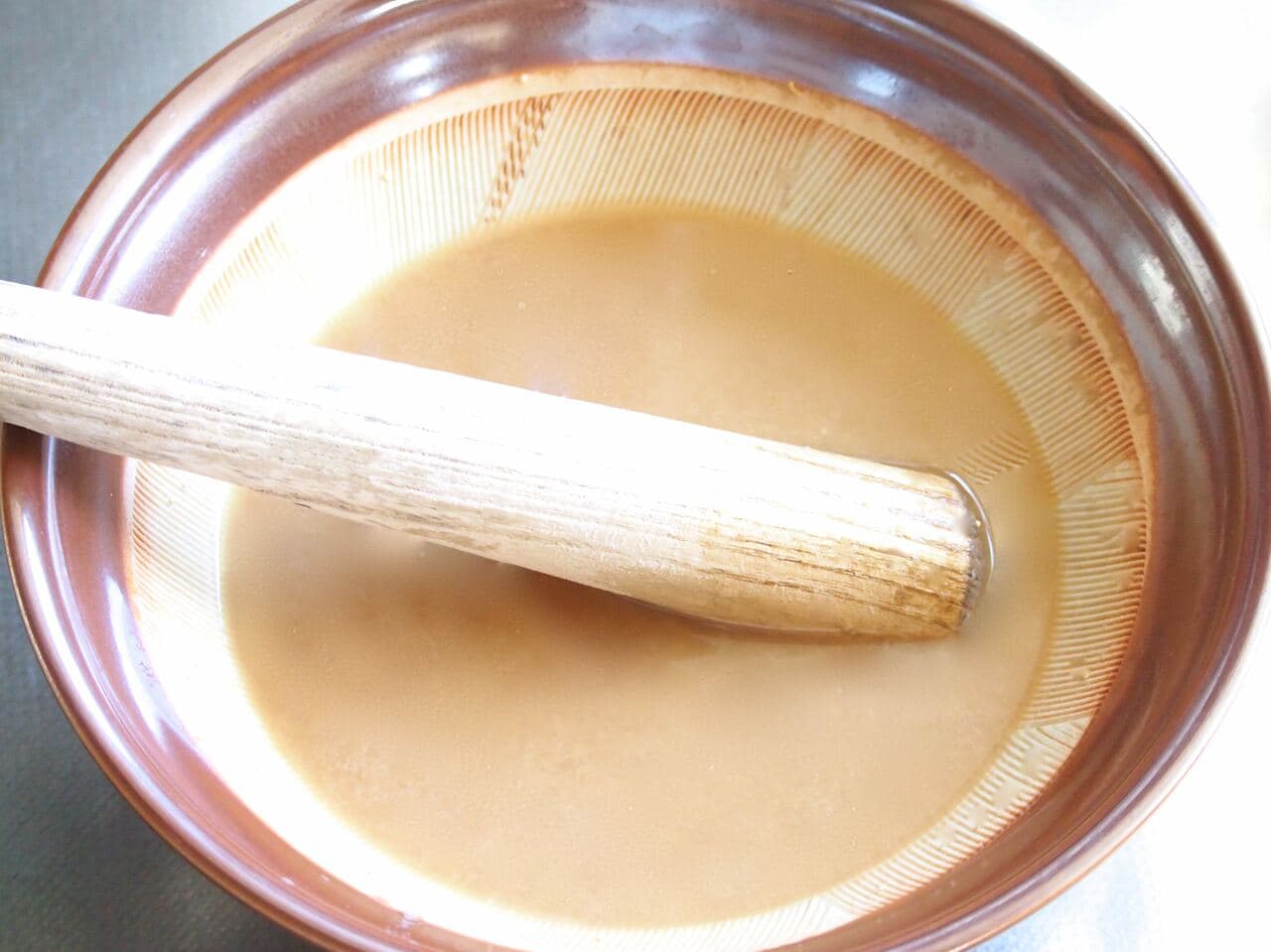 鯵の身が全体に馴染んだら、醤油、水を入れて味を整える。