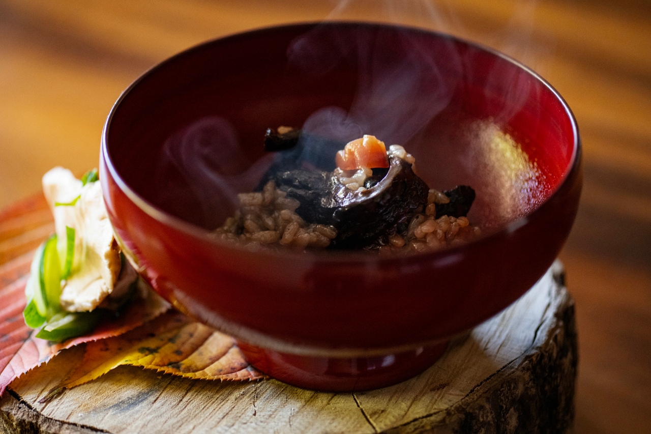 腕のふたを開けると心をそそる香りが立ちのぼる「コウタケ」。キュウリ、茗荷、新生姜、キノコの浅漬けを添えて。