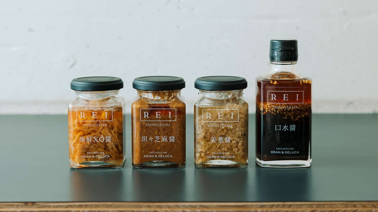 左から「海鮮XO醬」1,944円、「坦々芝麻醬（タンタンチーマージャン）」1,080円、「姜葱醤（ジャンツォンジャン）1,080円、「口水醬（コウシュイジャン）1,296円。写真＝DEAN & DELUCA