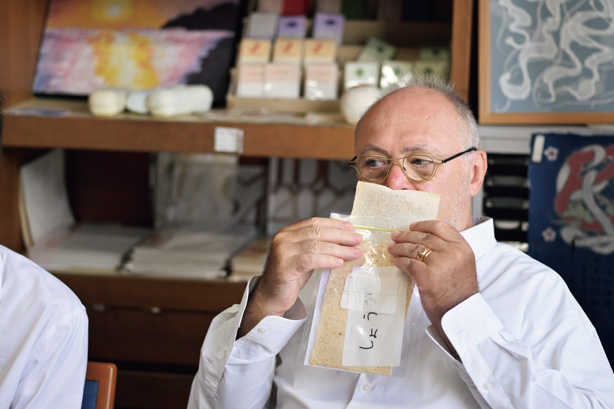 五十嵐匡美さんの次男・優翔さんが小学生の頃行った、食べ物を使った紙漉きの自由研究を見るエヴァンさん。ショウガを使った和紙に鼻を近付け、「10年経ってもまだショウガの香りがする！　驚きだ」。