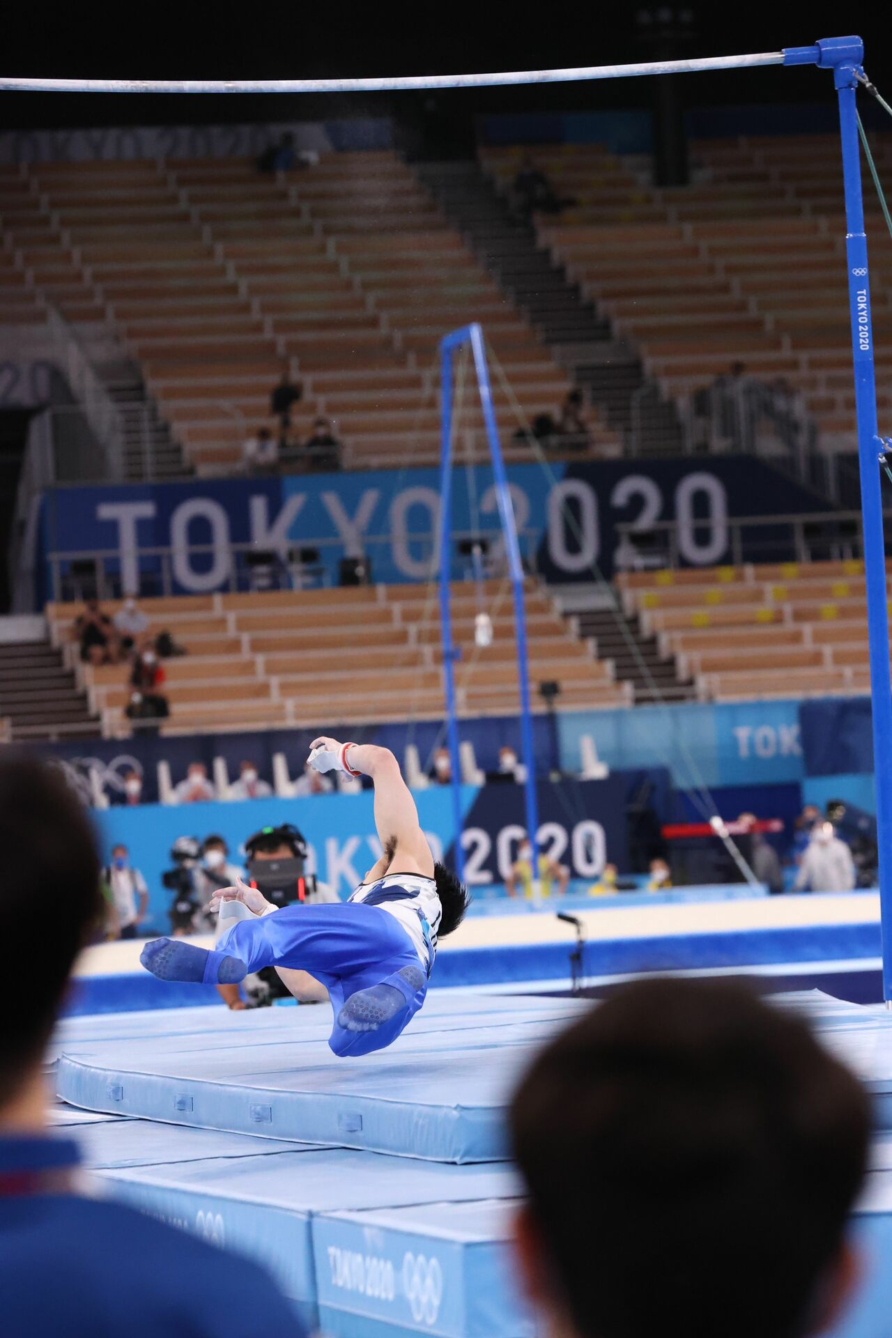 7月24日、体操予選の鉄棒で落下した内村航平　©JMPA