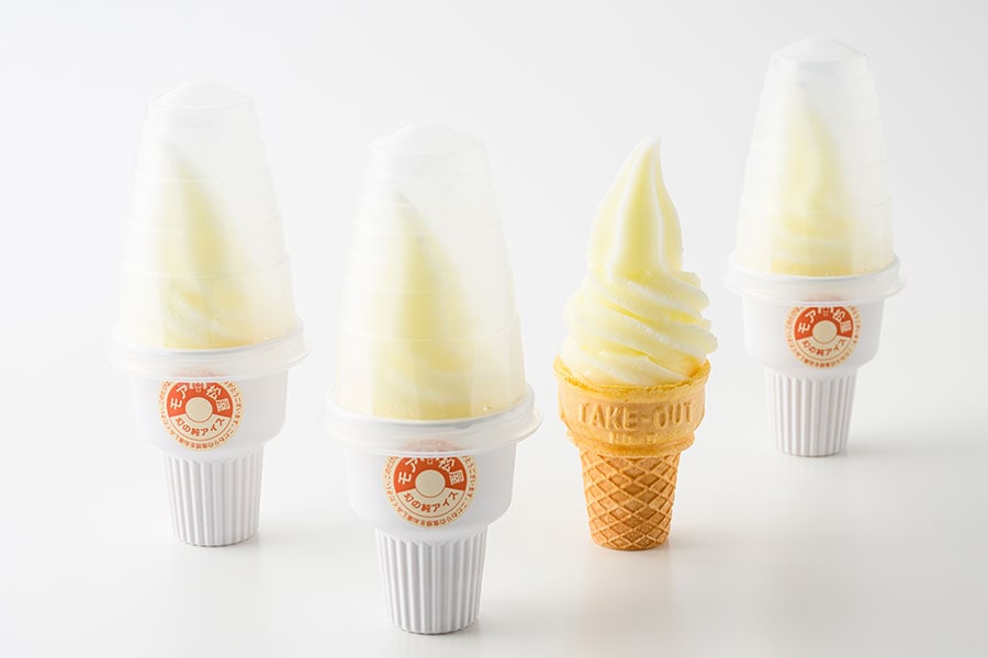 凍結ソフトクリーム 各320円（180ml）／モア松屋