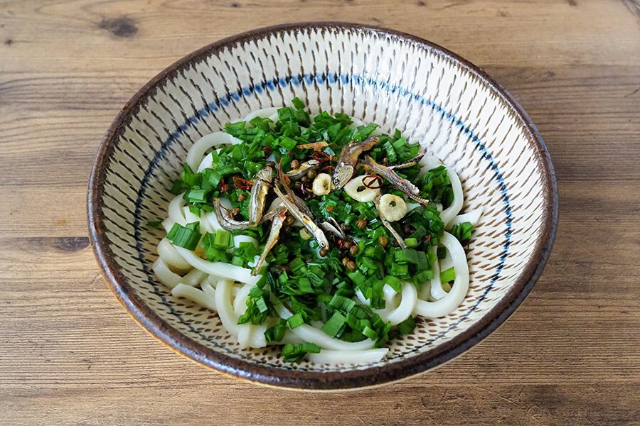 にらのっけうどん、熱々いりこオイルがけ。