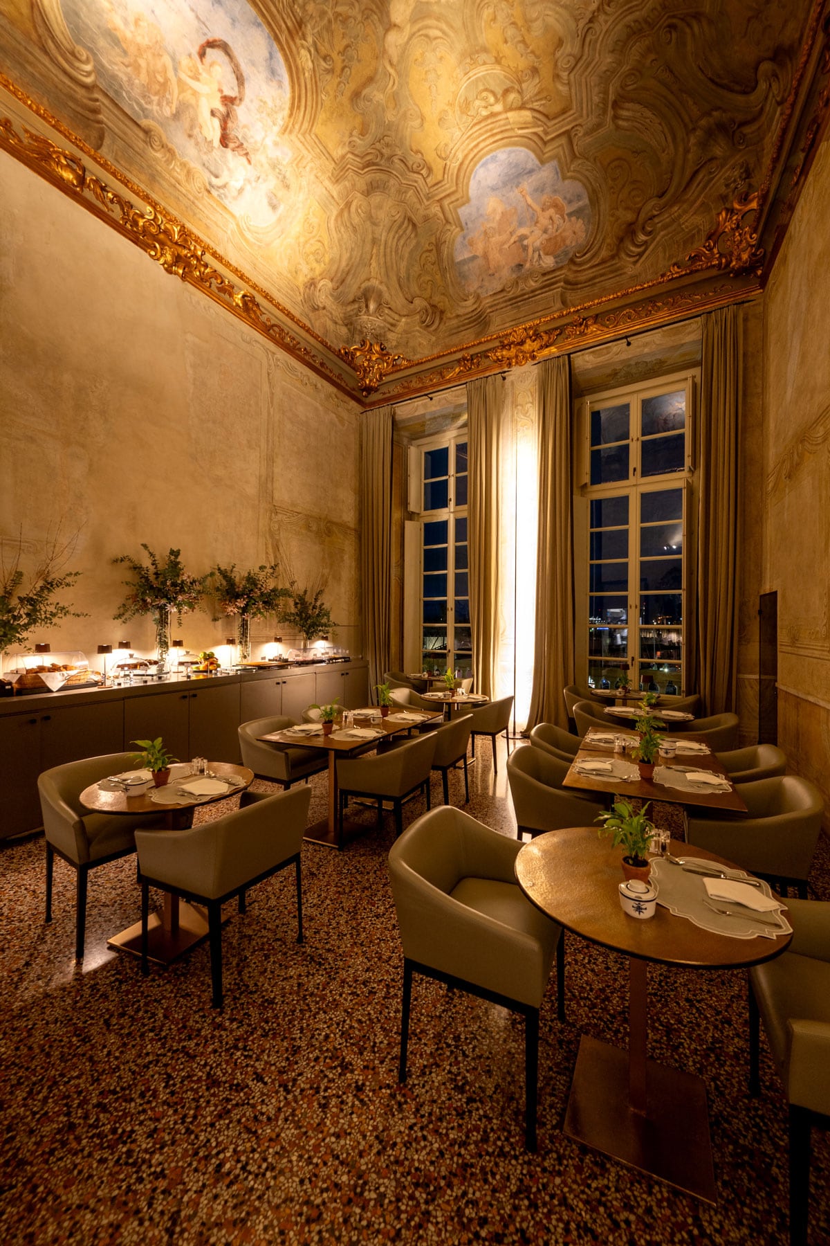 フレスコ画を見上げ、港を望む眺めのいいダイニング。