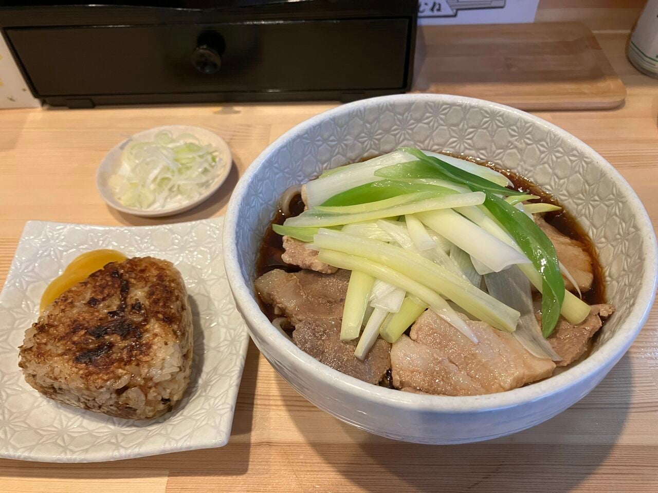 「冷肉蕎麦」と「焼きおにぎり」が登場