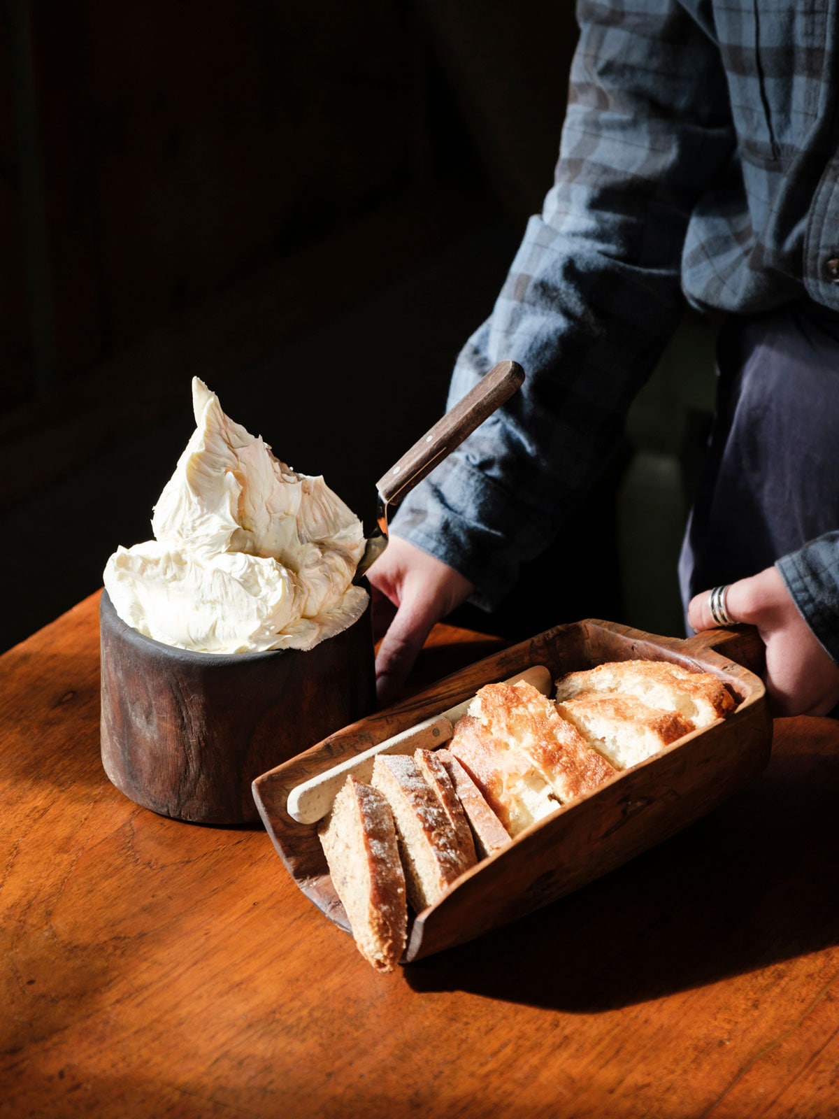 ドロミティの山から着想した形でサーブされる自家製バターはふんわりと軽い。自家製パンとともに。