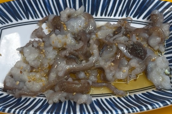 こんな姿になっても、うねうねと動き続けるタコ。吸盤も口の中で吸い付いてきます。