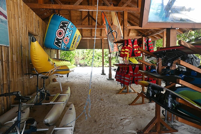 モーターを使わないほとんどのものは無料で利用できる各種マリンスポーツ。ただしクリアカヤックとウォーターバイクは有料。