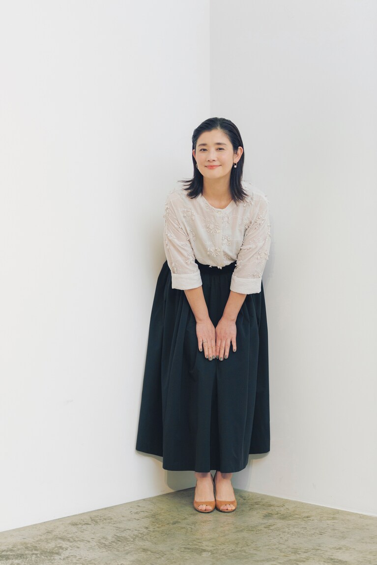 ブラウス 26,400円、スカート 30,800円／アデュー トリステス（03-6861-7658）