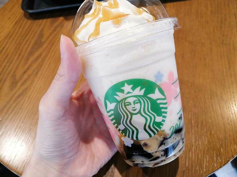 バタースコッチソースのかかったクリームベースのフラペチーノの底にはコーヒーゼリーが。甘さと苦さががほどよくミックスされ、甘さ度数は意外にも星3つ★★★☆☆。