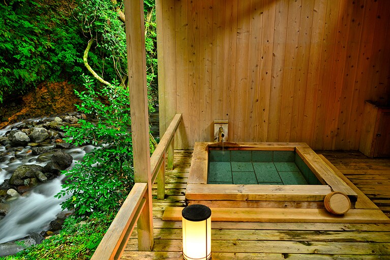 河津七滝 渓流温泉茶寮 水鞠-MIZUMARI-［静岡／河津七滝温泉］客室露天風呂。