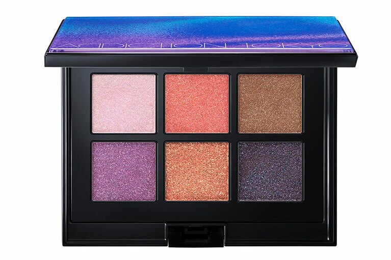 右上のアンティークブラウンや右下のダークネイビーなどシックなカラーリングも◎。密着感が高く、均一に広がる「EYESHADOW PALETTE L」。