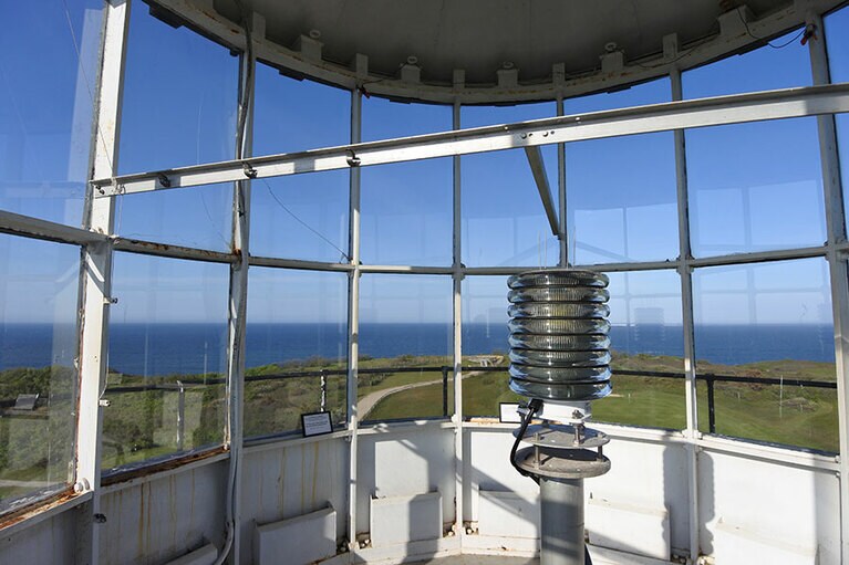 灯台のてっぺんのライト。フレネルレンズではなく、今はVRB-25光学システムを採用。