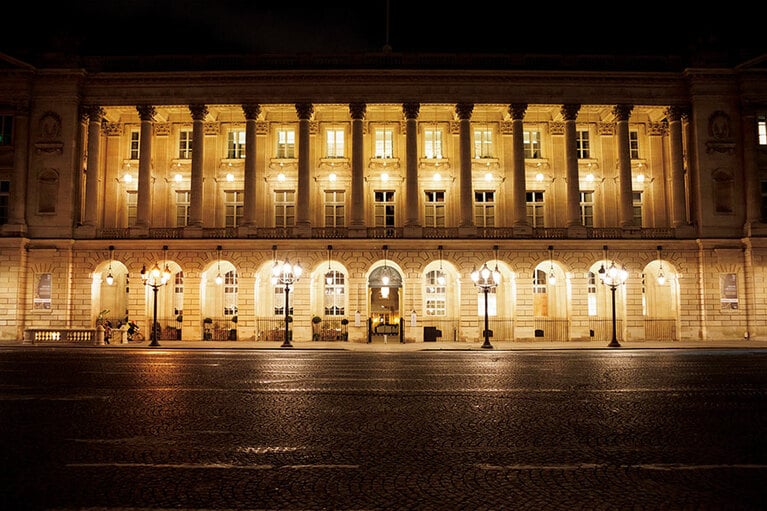 コンコルド広場から眺める館。ライトアップされた時間帯は姿も美しい。