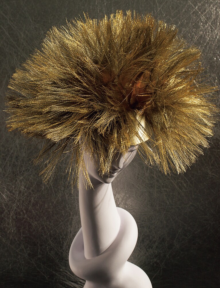 ゴールドが華やぐハット 4,500ポンド。
