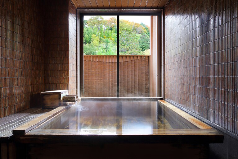 九兵衛旅館［山形／湯田川温泉］無料貸切風呂 館内の温泉はすべて源泉かけ流し。