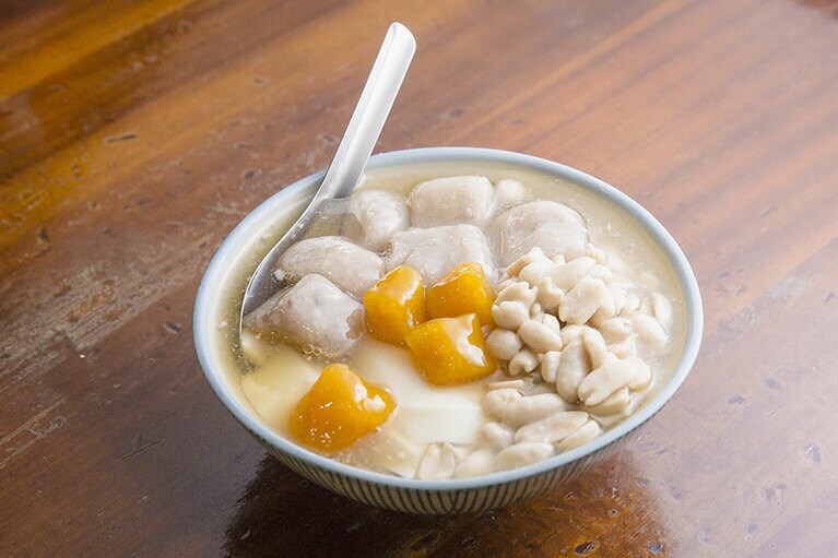 傳統豆花＋花生＋芋圓 50元。