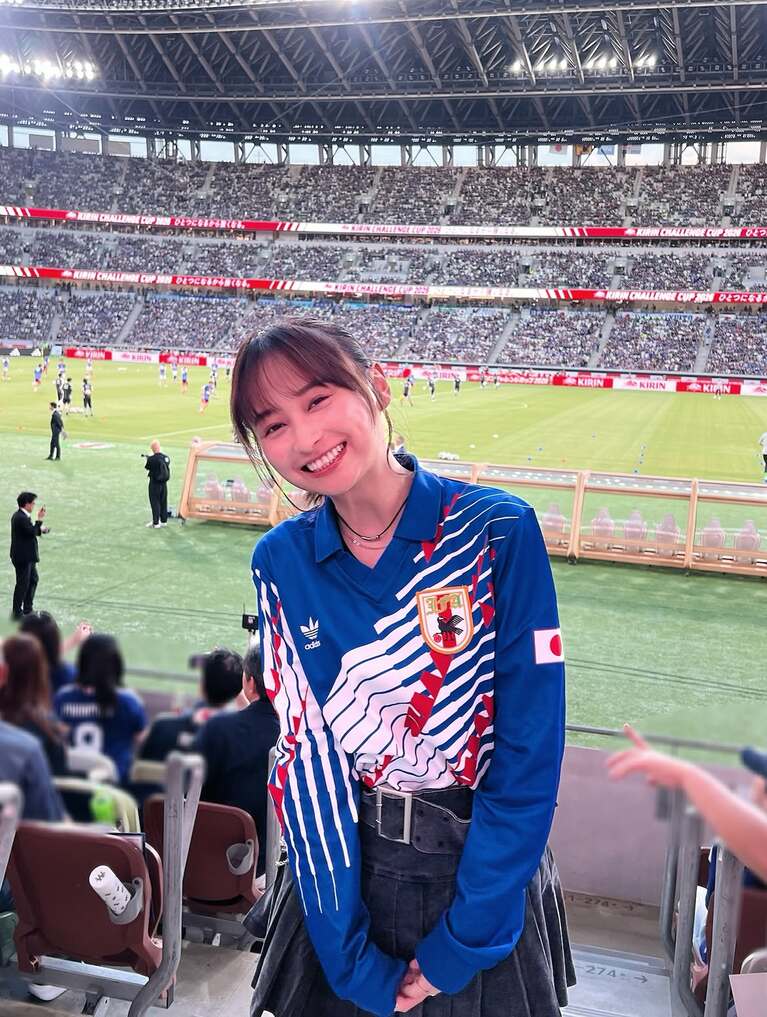 SNSで大きな反響を呼んだ影山優佳さんのユニフォームファッション（本人のInstagramより引用）