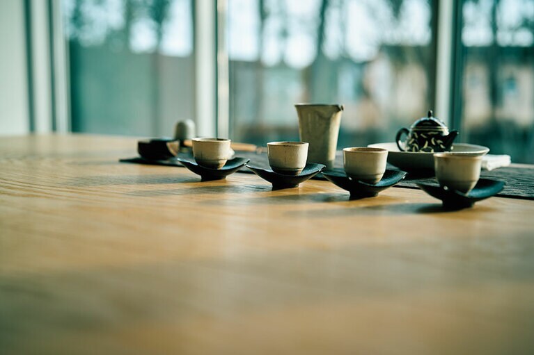 オーナーのソンウォンさんが淹れるお茶は、済州、中国、台湾のもの。お茶は販売もしており、オンラインショッピングも可能。日本からはインスタグラムのDMかメールで問い合わせを。