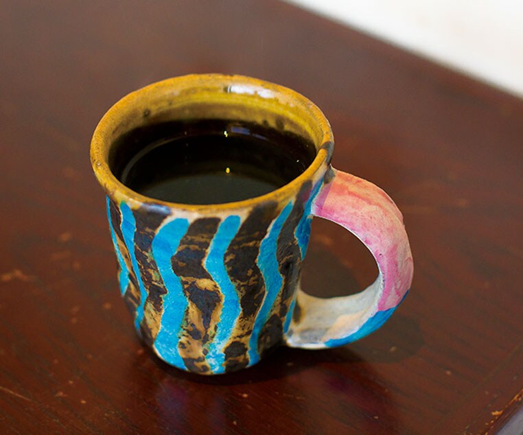 6種類の豆から選べる〈珈琲〉 450円(税込)。飲みやすいようにぬるめで提供するのがこだわり。カップは作家ものを客のキャラクターに合わせて選ぶ。