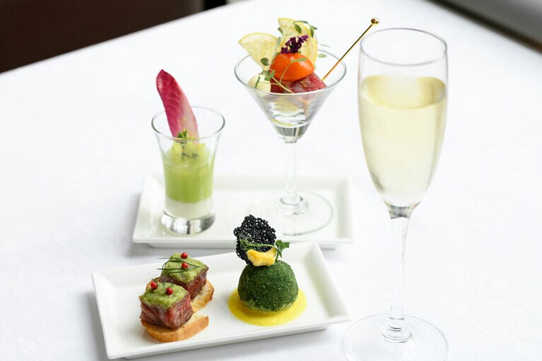 4種のセイボリーセレクションとアペリティフ。セイボリーは、左奥)マスクメロンとヨーグルトの冷製スープ。右奥)マスクメロンとメバチマグロ 人参のオレンジソース 花椒の香り。左手前)ワカモレのヴェール 国産牛のプティステーキ。右手前)紅ズワイガニのトマトクリーム 香草パン粉のアランチーニ。