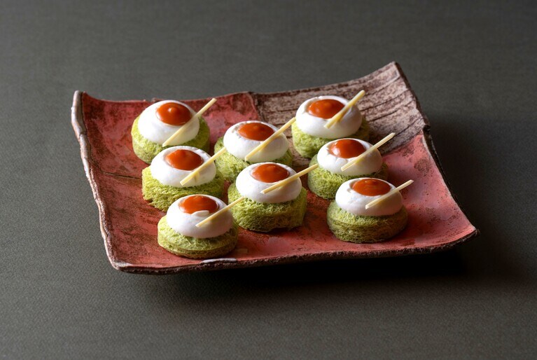 ライブステーションには、2品のスイーツが並ぶ。写真は、抹茶を練りこんだ食パンを丸く抜き、塩キャラメルソースを合わせた「抹茶パン、塩キャラメル添え」。