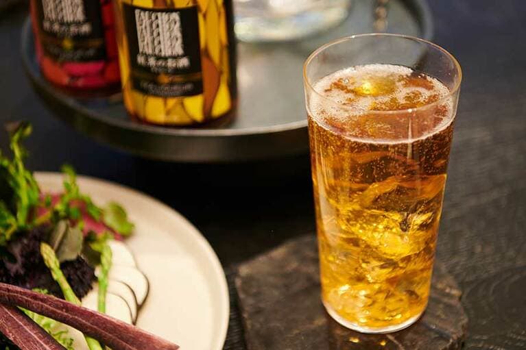 「フォション 紅茶のお酒」と炭酸を1:1で割った「ソーダ割り」。ふわっと広がる香りとさわやかな飲み心地は食中酒としてもおすすめ。