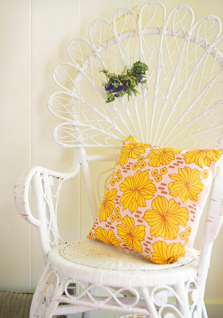 Jana Lam Studio+Shop ハイビスカス柄のクッション 78ドル。