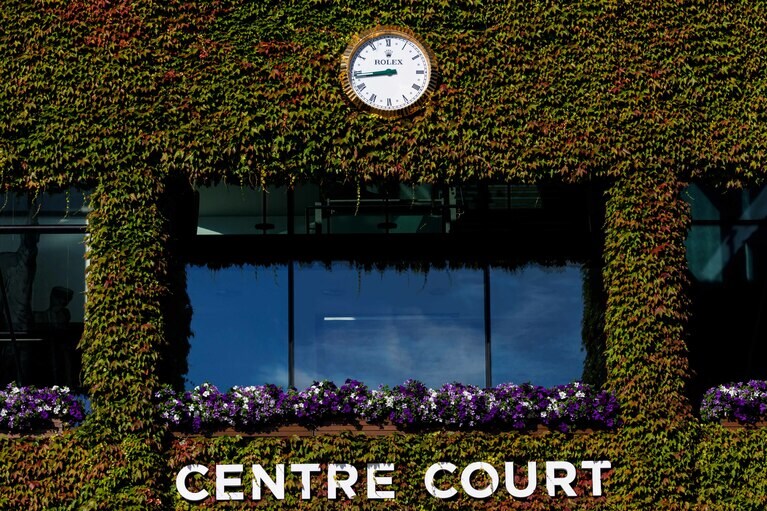 ロレックスのウォールクロックが掲げられた、センターコートのクラブハウス。びっしりと絡まる蔦も歴史の重みを伝えている。©Rolex/Jed Jacobsohn
