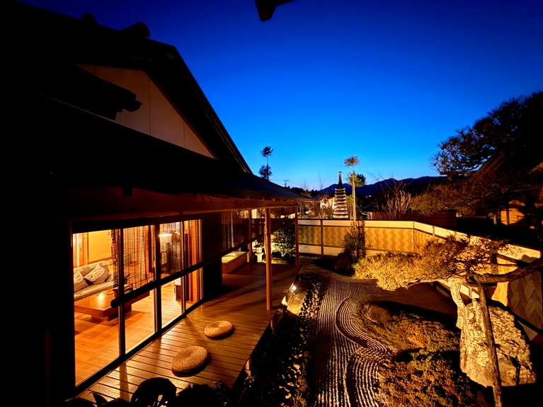 「万葉」の中庭は石庭となっていて、朝に夕に表情を変える日本の伝統美を、プライベート空間で楽しむことができる。