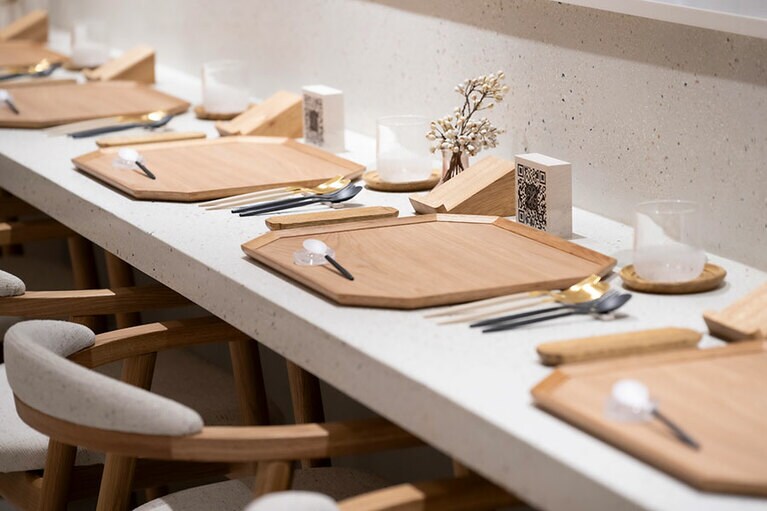 雑木を再生利用したトレイやスマートフォンスタンドは、静岡「iwakagu」製。