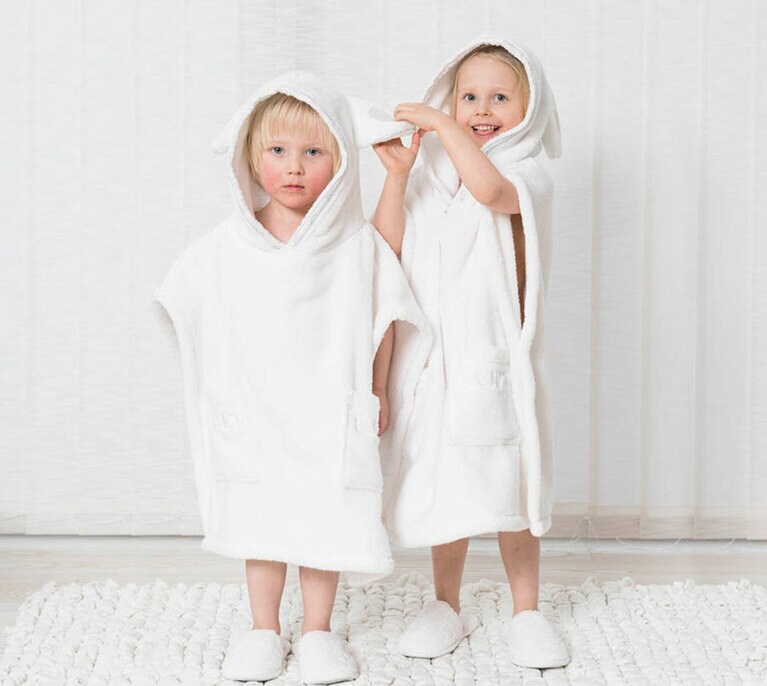 フィンランドブランド「ルインリビング」のふかふかポンチョタオル キッズS(ホワイト/ベージュ/グレー) 13,200円。