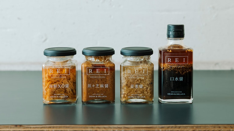 左から「海鮮XO醬」1,944円、「坦々芝麻醬（タンタンチーマージャン）」1,080円、「姜葱醤（ジャンツォンジャン）1,080円、「口水醬（コウシュイジャン）1,296円。写真＝DEAN & DELUCA