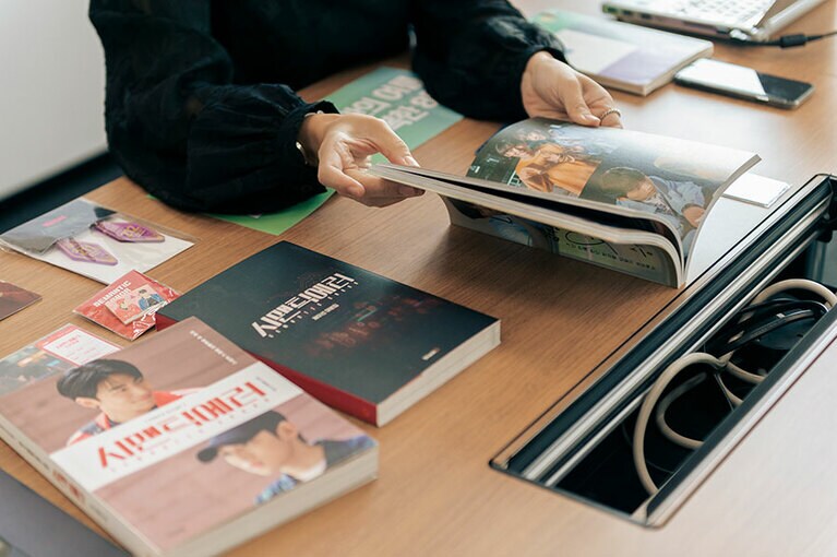 『セマンティックエラー』のフォトエッセイ（左）と台本集（右）。