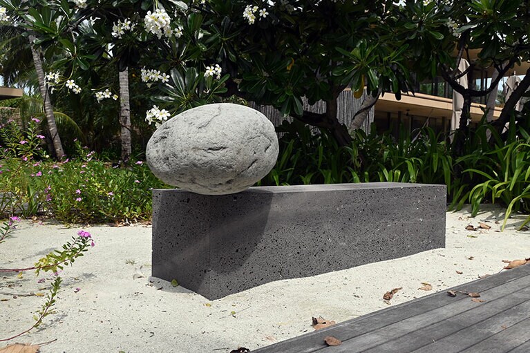 ハイエンドな客室「ビーチハウス」のガーデンにもアート作品が。