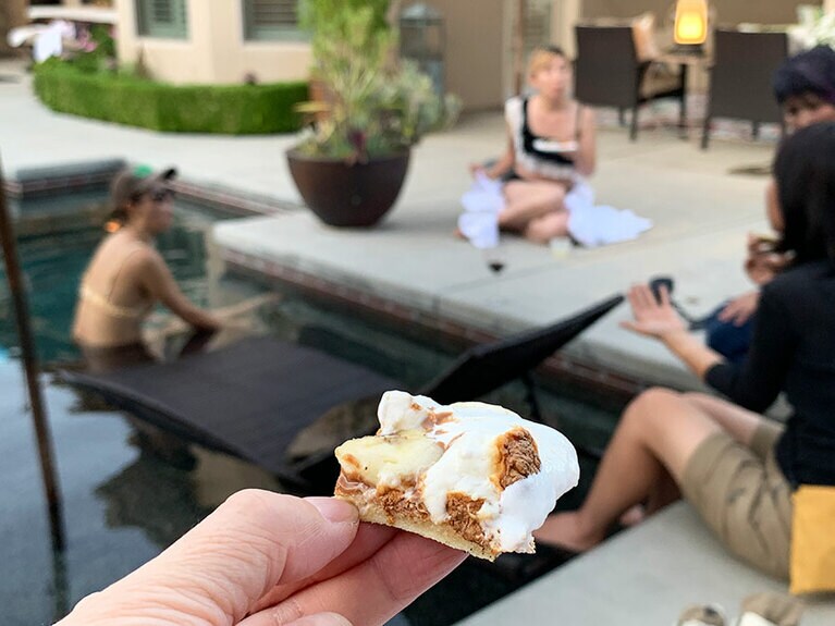 デザートは甘いマシュマロを載せたピザ。表面は香ばしく中はトロリとした、絶妙のデザートピザだ。