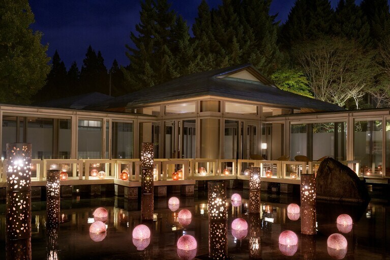 界 津軽の津軽四季の水庭は、春夏秋冬それぞれの津軽の表情を表現する施設。3月から4月にかけては、津軽の伝統工芸で待ち望んでいた春の訪れを演出する。