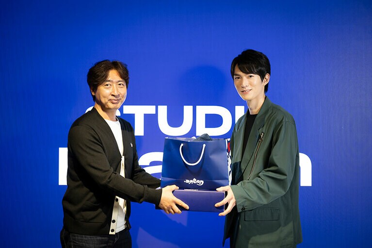 対談後には、スタジオドラゴンから限定グッズのプレゼントも。そして、この後にスタジオドラゴンから和田さんにビッグサプライズが…！