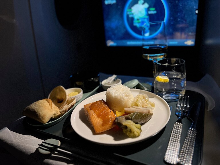 鮭の柚庵焼きアップルソースと、ご飯、蓮根、ブロッコリー。肉厚の鮭の切り身がボリュームたっぷり。