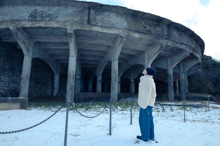 俳優・山田杏奈さんといく、世界遺産の島・佐渡島。雪景色の北沢浮遊選鉱場は神秘的な風景【通いたくなる島、佐渡】