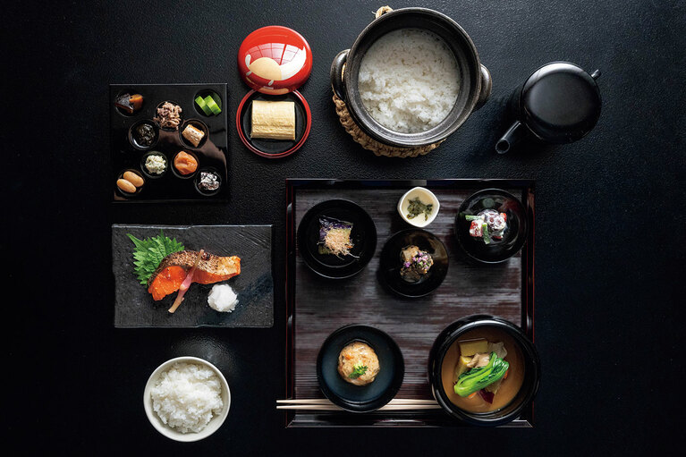 日本料理の五味・五色・五法を取り入れ、すべてのバランスを調えることを突き詰めた和朝食「めざめの朝食」9,680円。