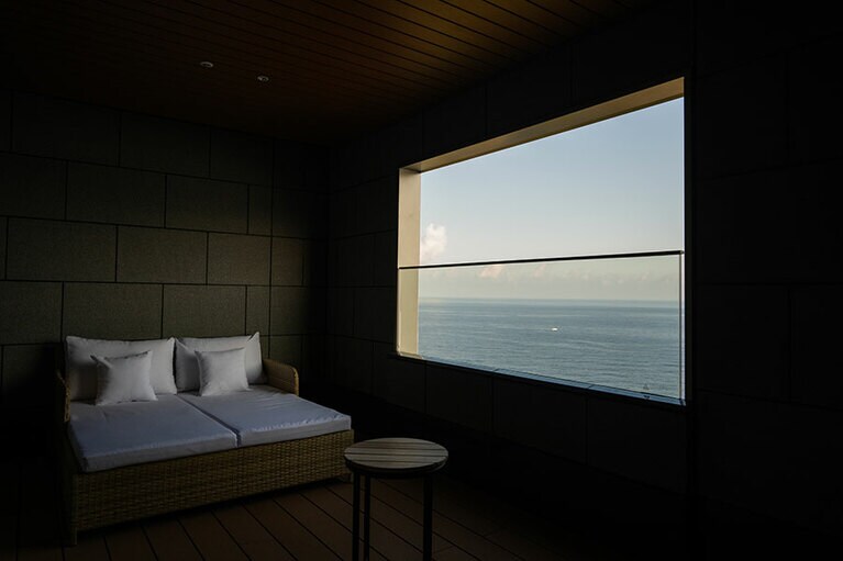 プレミアムスイートのオーシャンテラス。湯上がりも日本海の眺望を独占。