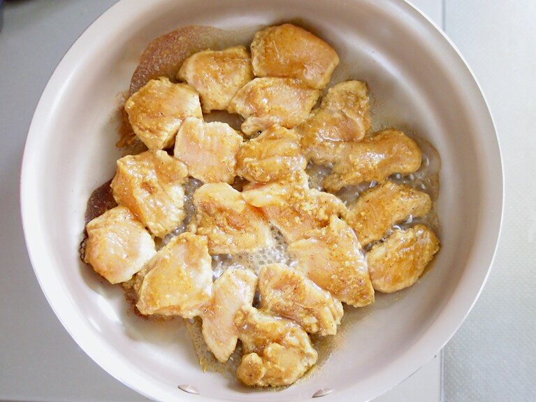 フライパンを温め、鶏肉を並べる。