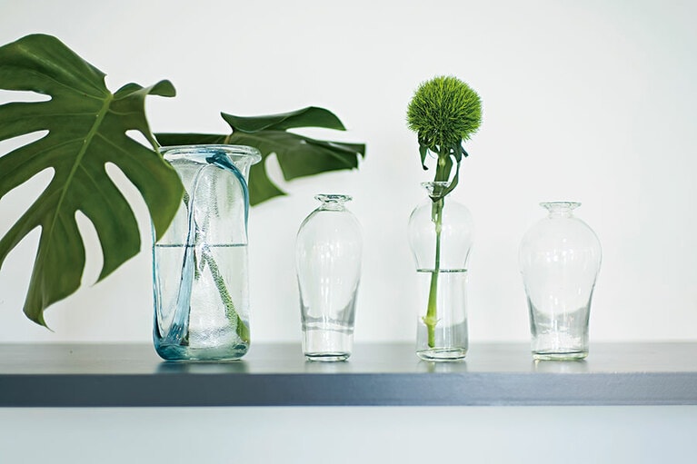 美しい曲線を描くフラワーベース各種 9,000円～。