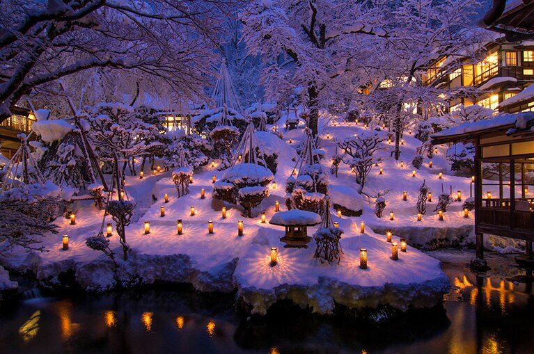 これを目当てに訪れる人も多い「雪見ろうそく」は、例年12月中旬～翌2月下旬(積雪が少ない場合は中止)。