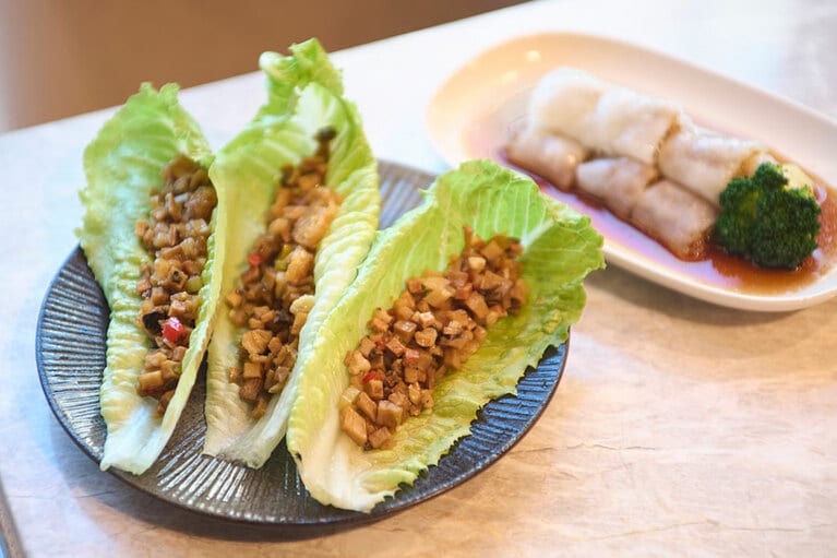 虫草花の腸粉（148元）、揚げパンとのレタス包み（340元）。