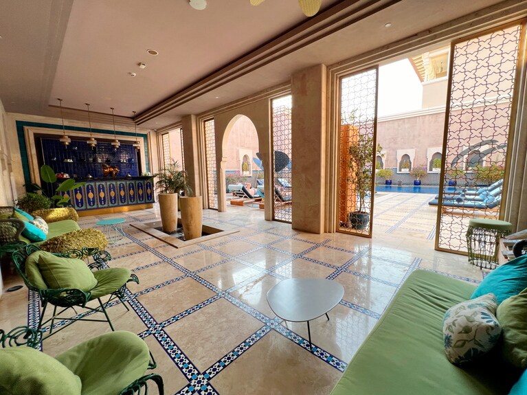 プールを望む休憩室。スパ内には居心地のいい場所がいくつもあって、休みながら泳いだり、サウナに入ったり、思い思いの過ごし方ができる。